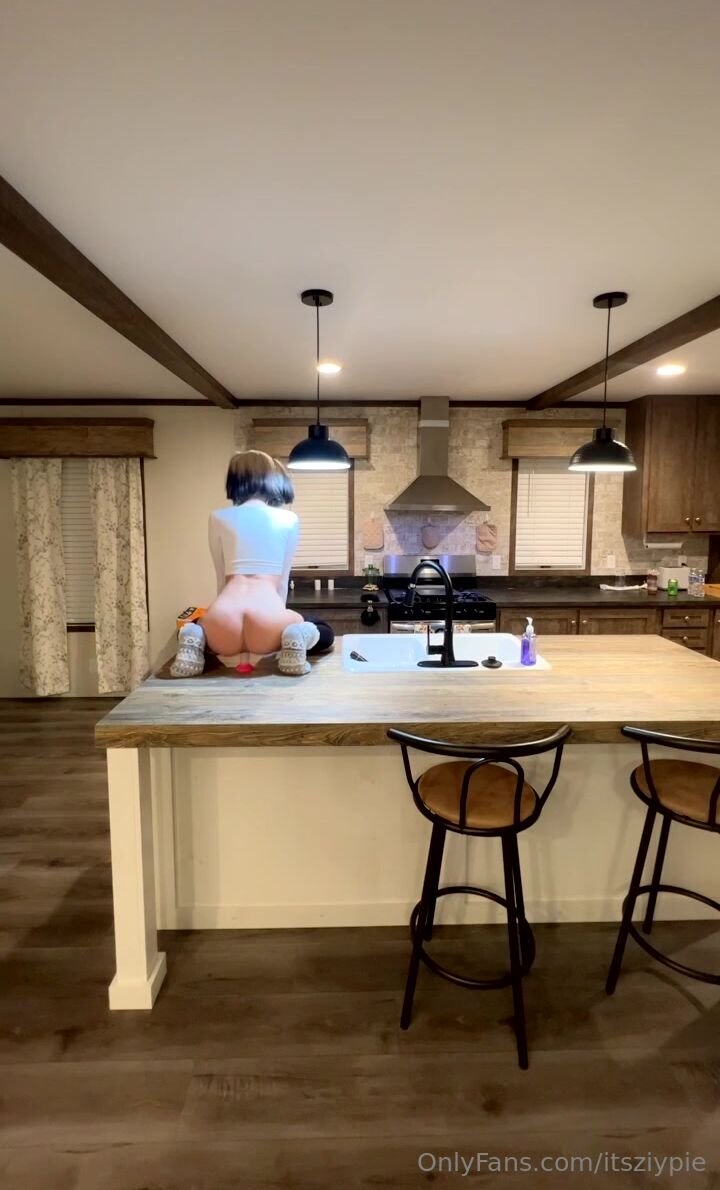 ZiyPie Dildo RIding In The Kitchen OF Clip