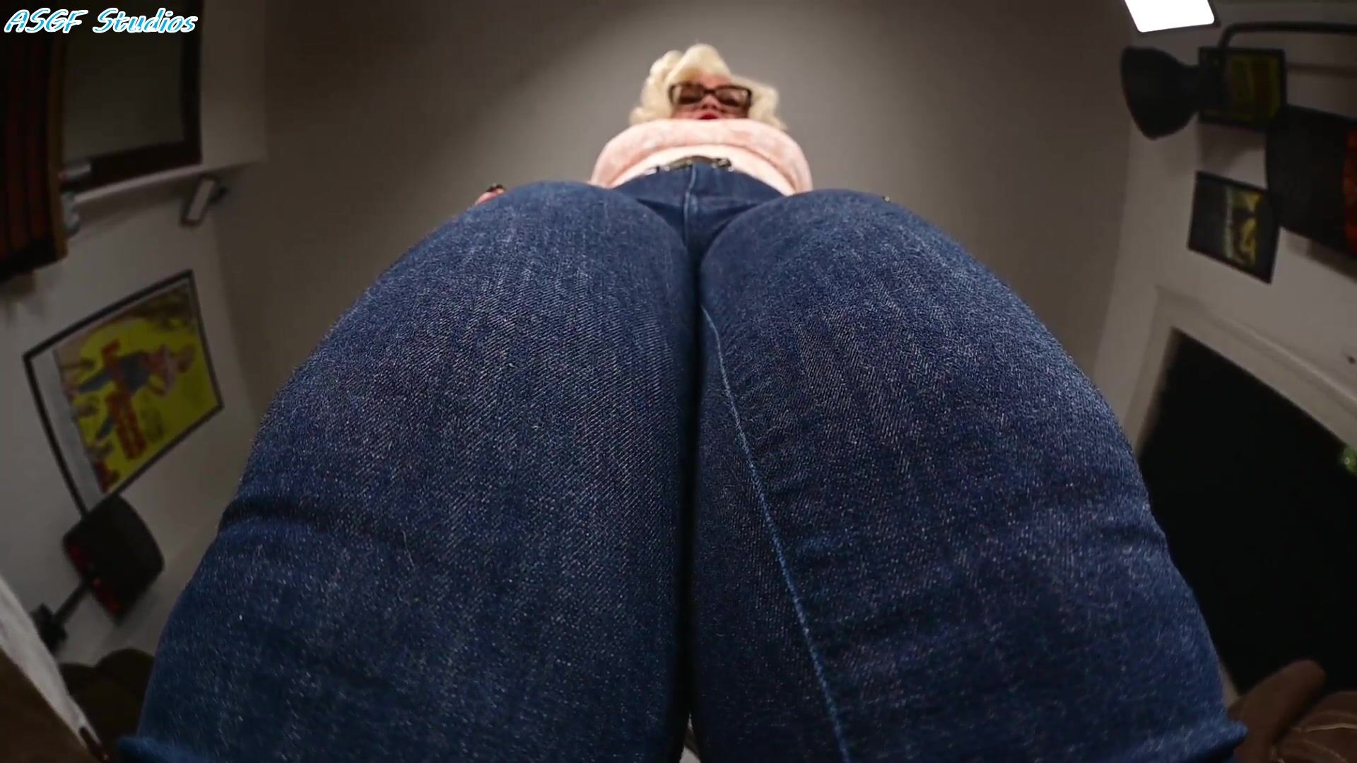 Giantess Sahrye POV Jeans