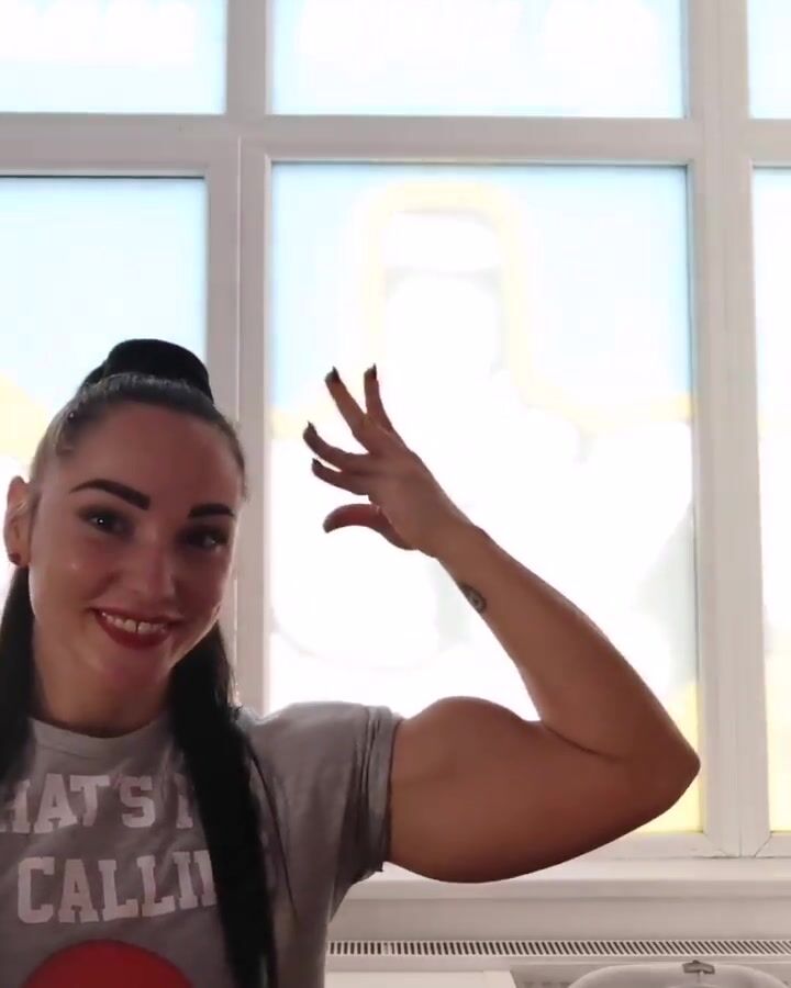 PaulaFit HUGE biceps flex (RARE)