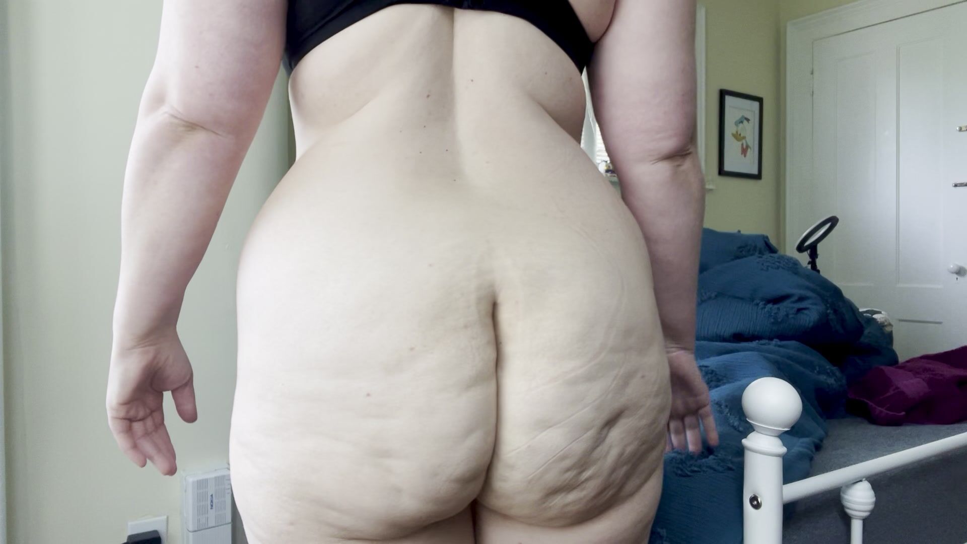 Jennalovesyou is a PAWG with cellulite, thick legs, big hips and a big white ass.