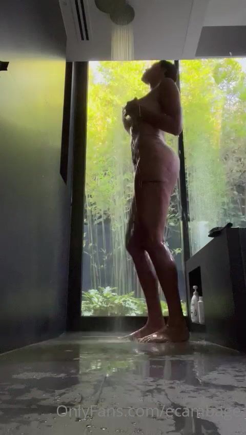 Liz Cambage (ecambage) Showering naked