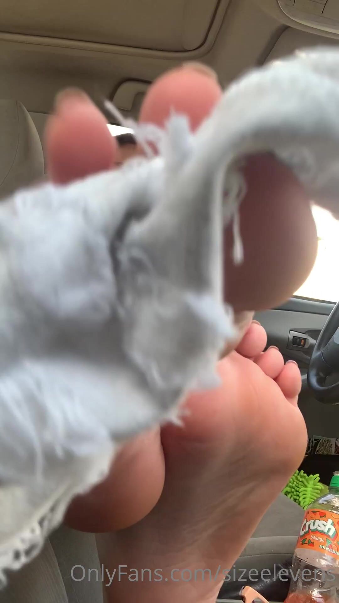 Sizeelevens stinky car feet