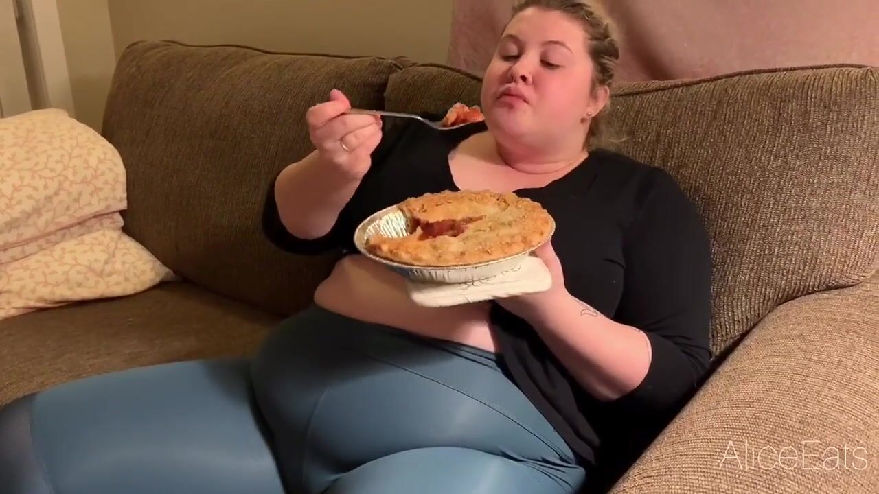 HUNGRY BBW PIE EATING