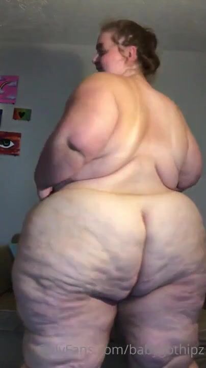 Babygothipz shows her big body