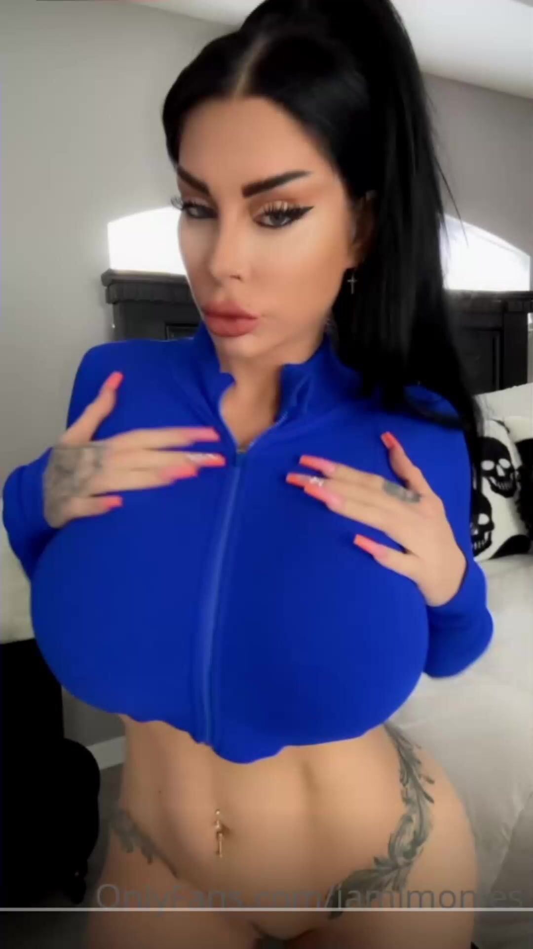 lmonies flex her tits