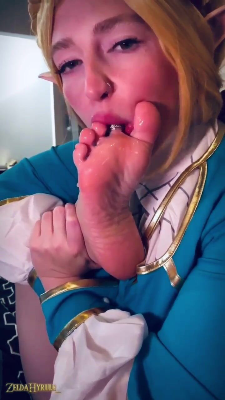 Zeldahyrule Gets Sloppy on Her Soles