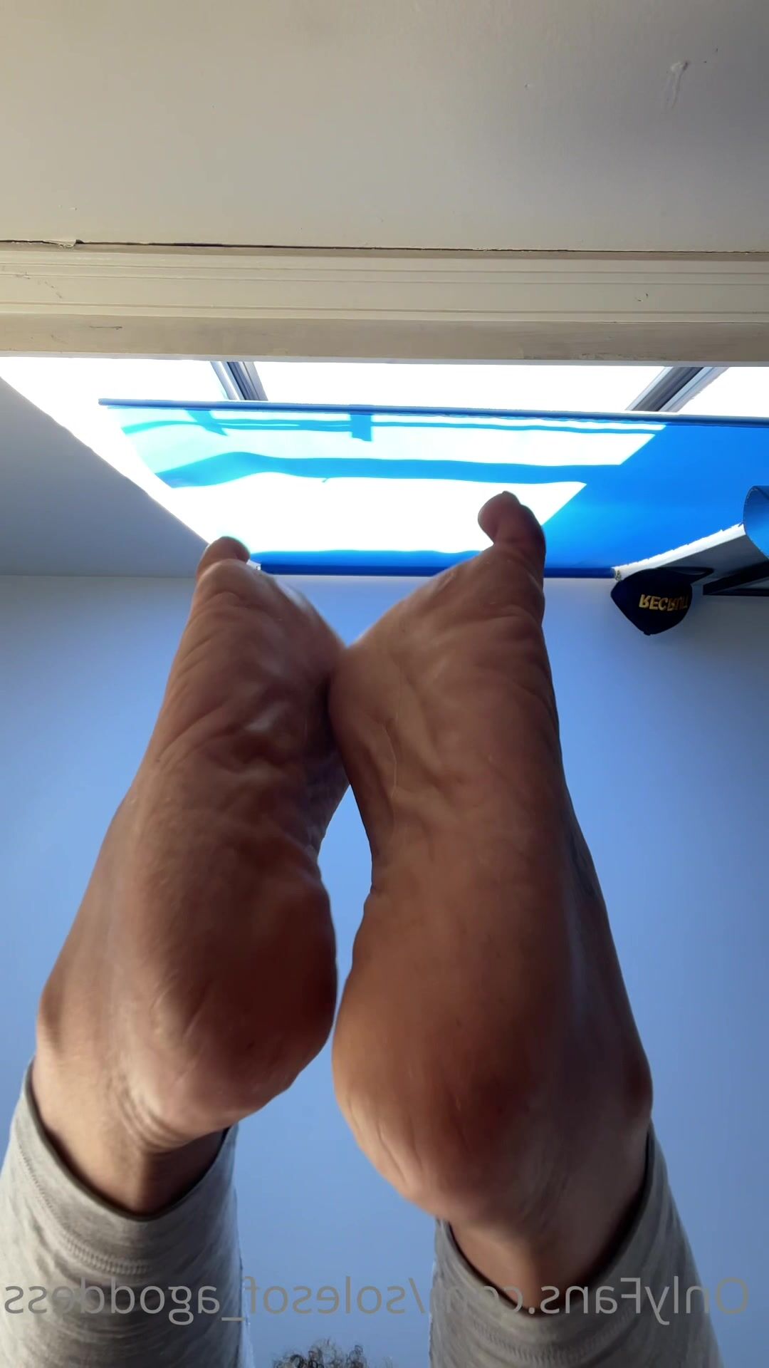 solesofagoddess wrinkled feet in the air