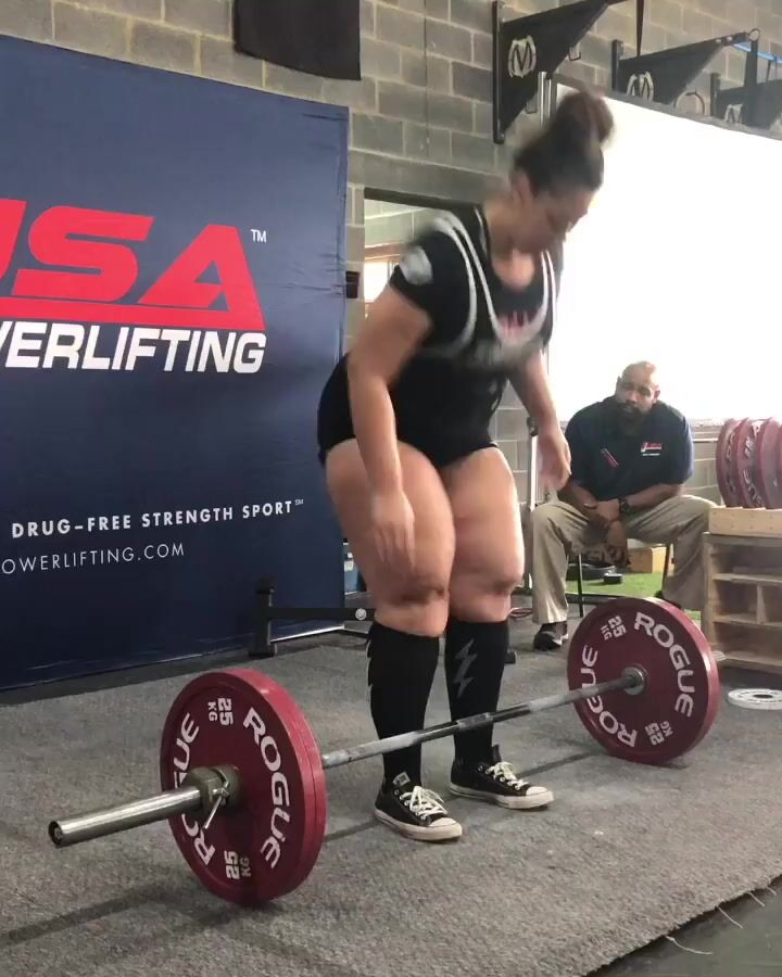 thick girl with gigantic legs powerlifting