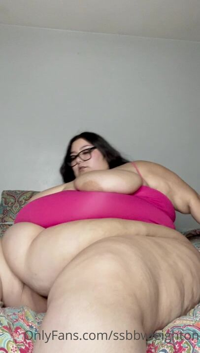 Leighton Rose Big Fupa