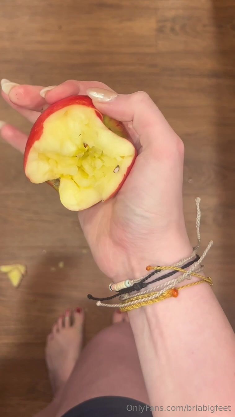 6ft4 girl crush an apple with one hand