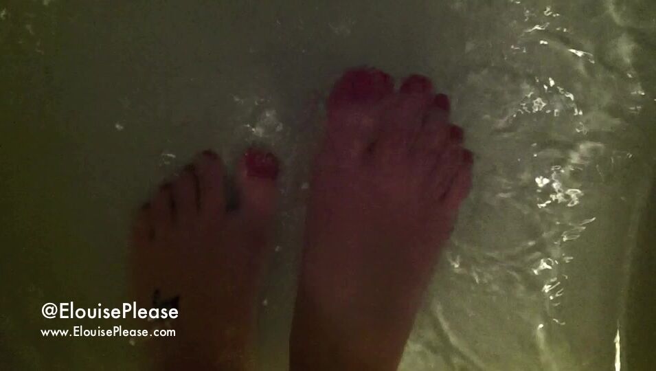 Elouise Please - Splashing And Washing My Feet In The Tub