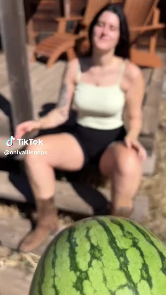 6'7 girl crush a watermelon with her legs