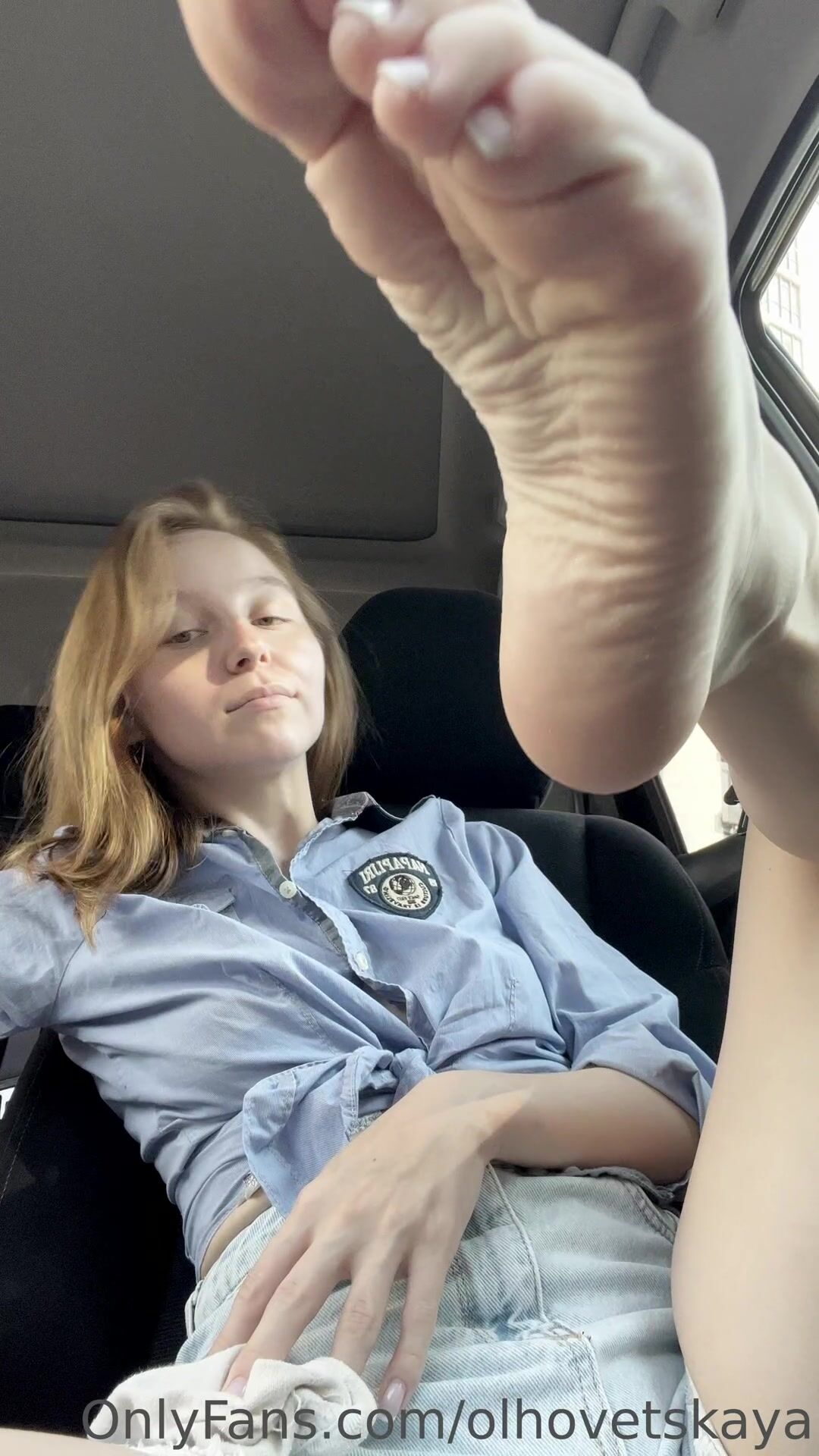 Olhovetskaya feet in car