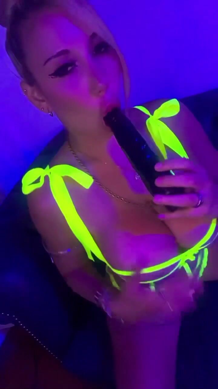 Nahir sexy blonde big tits