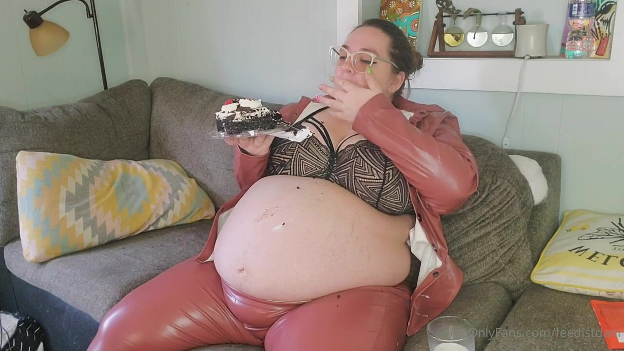 FeedistDani - 9 months Pregnant BBW eating cake.