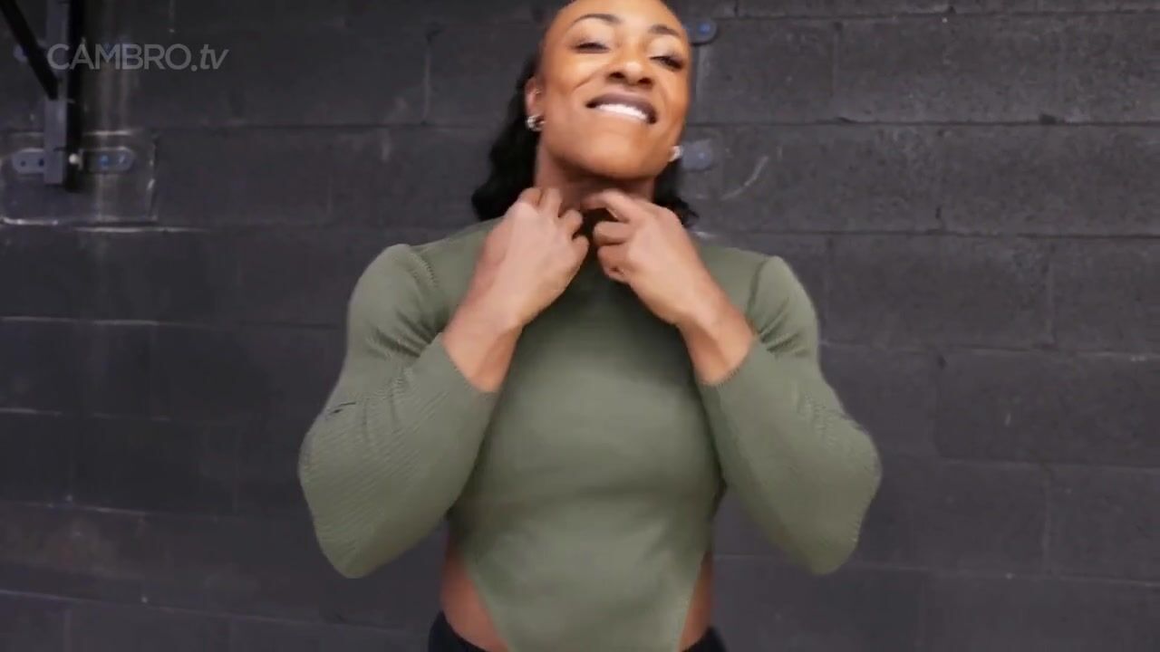 Sheena washington flexing her huge muscles