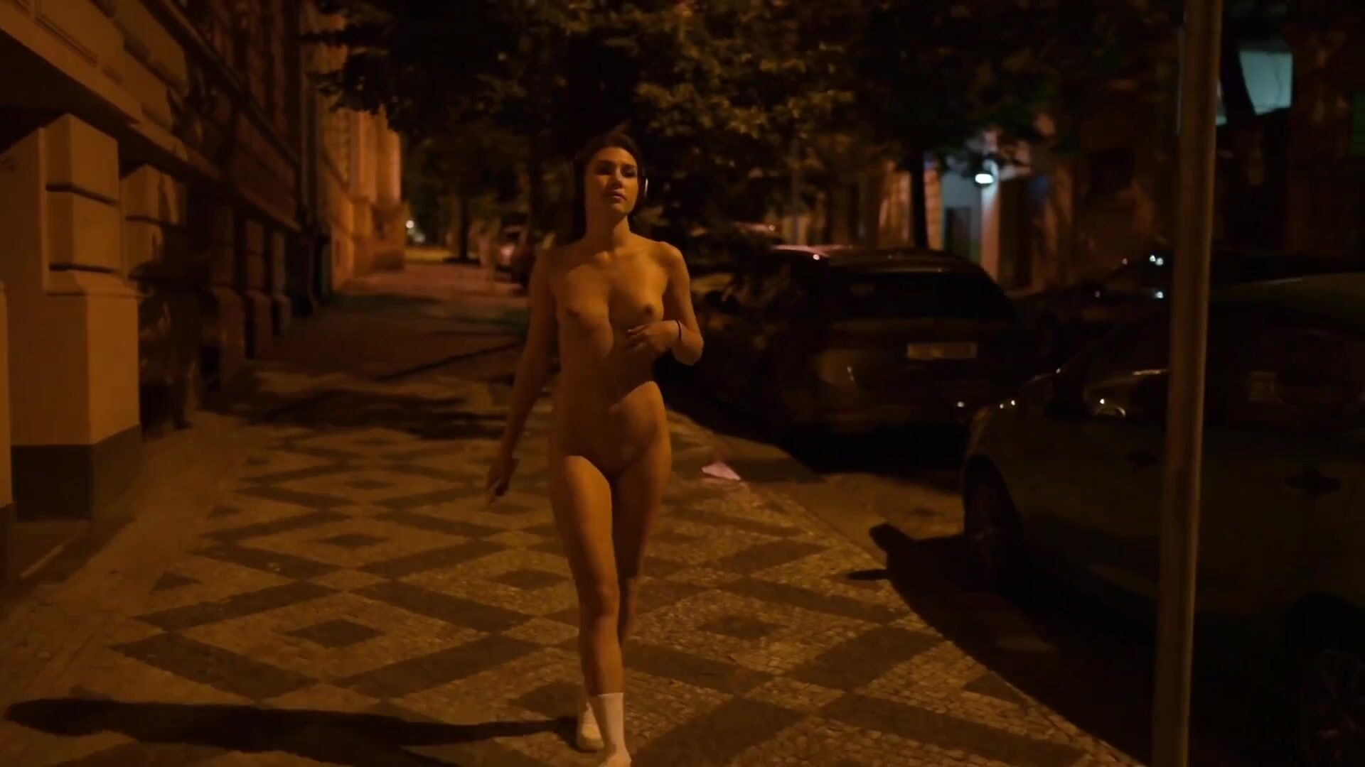 Ellie - naked walk