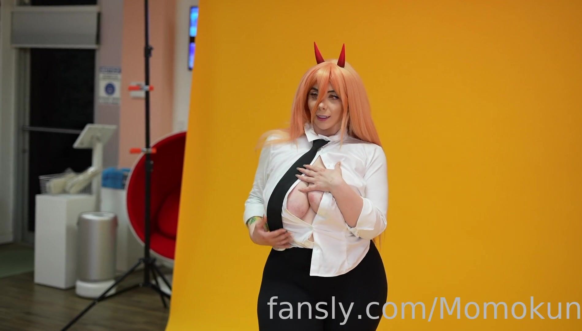 Momokun cosplay