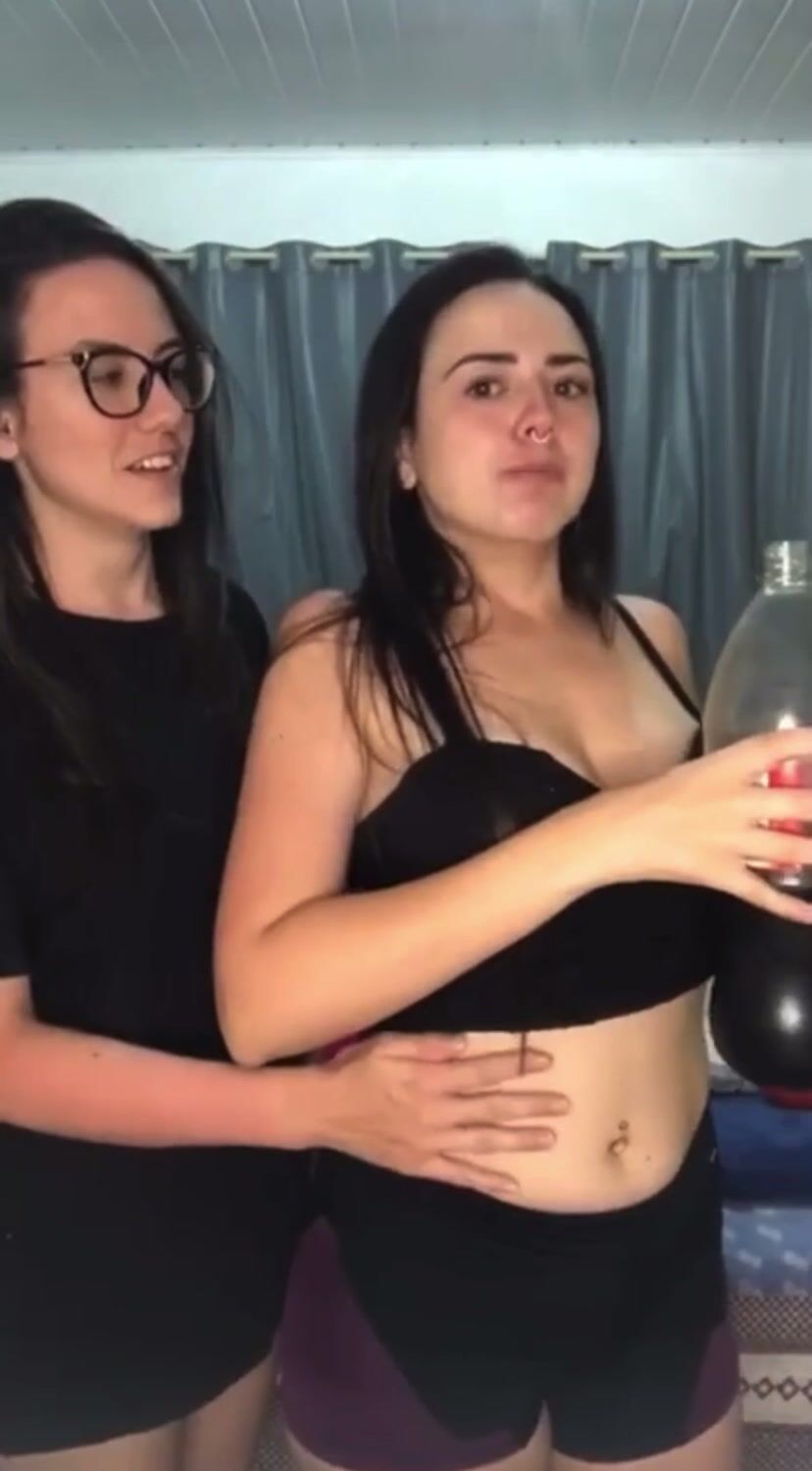 Menina arroto chugs while her friend makes her burp