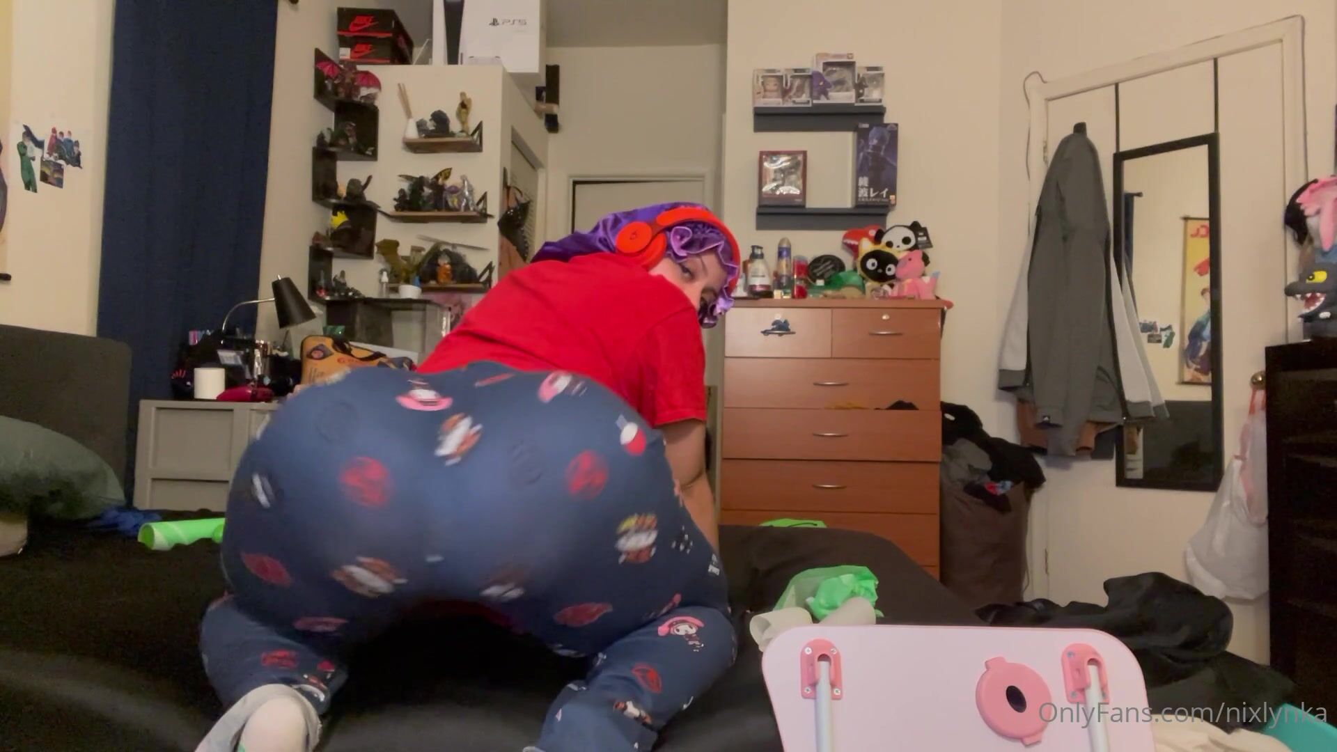 Nixlynka shaking ass in pjs