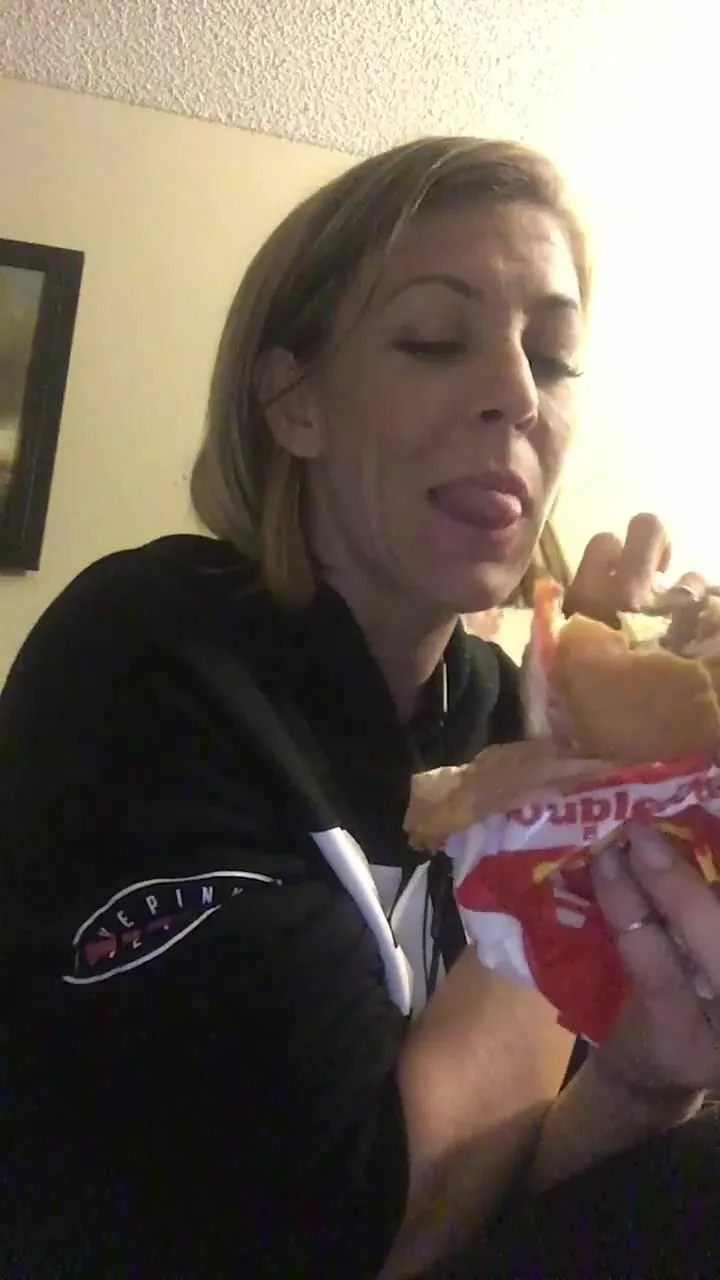 Leahluvxxx-06-06-2018-2506084-i swear to you i love in-n-out burgers if