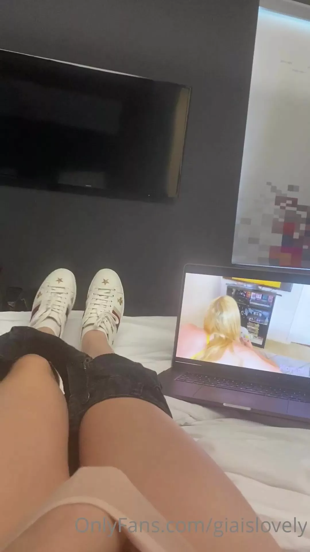 Giaislovely Quick little fap while watching porn in my hotel room xxx  onlyfans porn