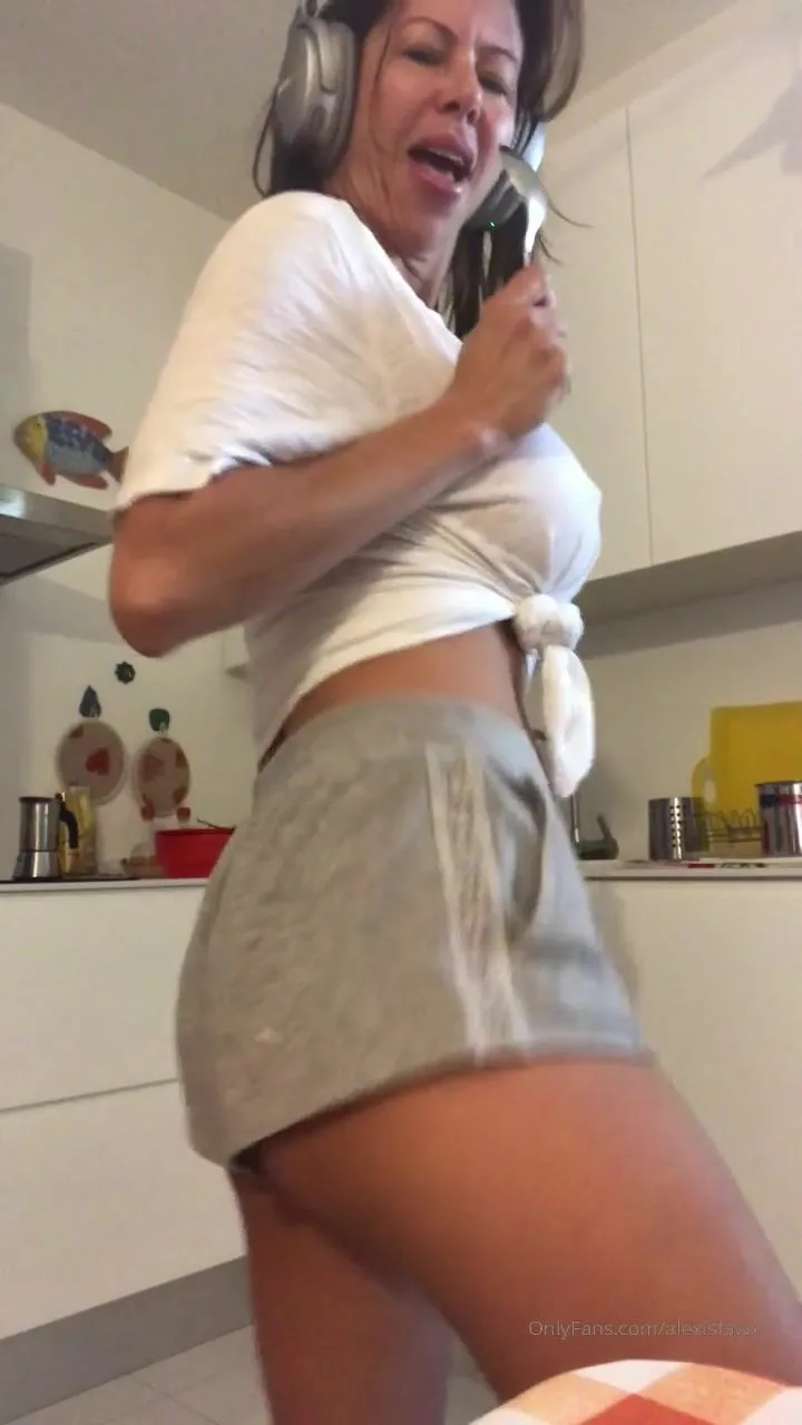 Xxx Sea - Alexisfawx Dancing Around w/ Headphones On In My Villa By The Sea In Italy  xxx onlyfans porn videos