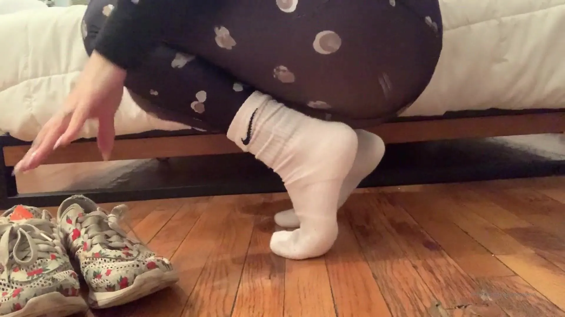 1920px x 1080px - Goddessfendi Post Work Out Sweaty Sock & Shoe Removal & Smell xxx onlyfans porn  videos