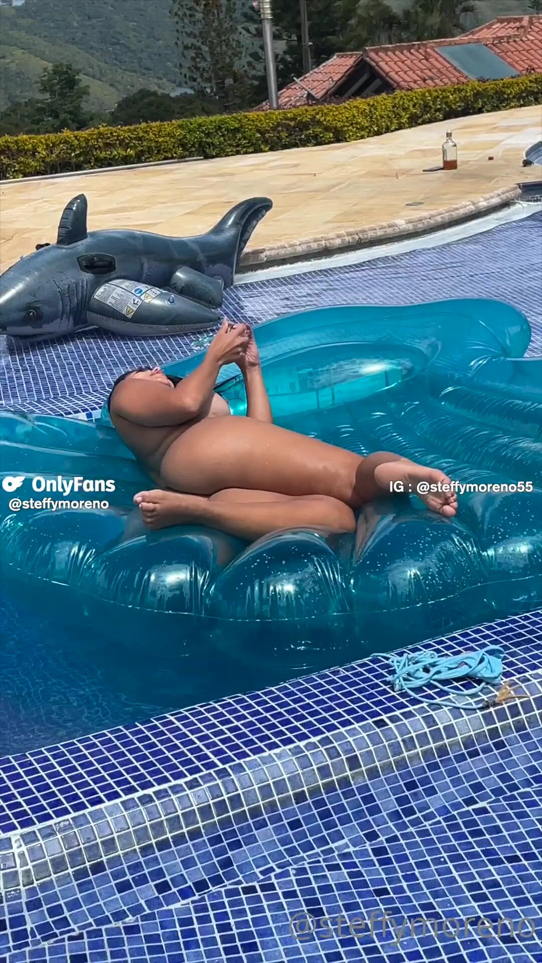 Steffy moreno  - enjoying in the pool