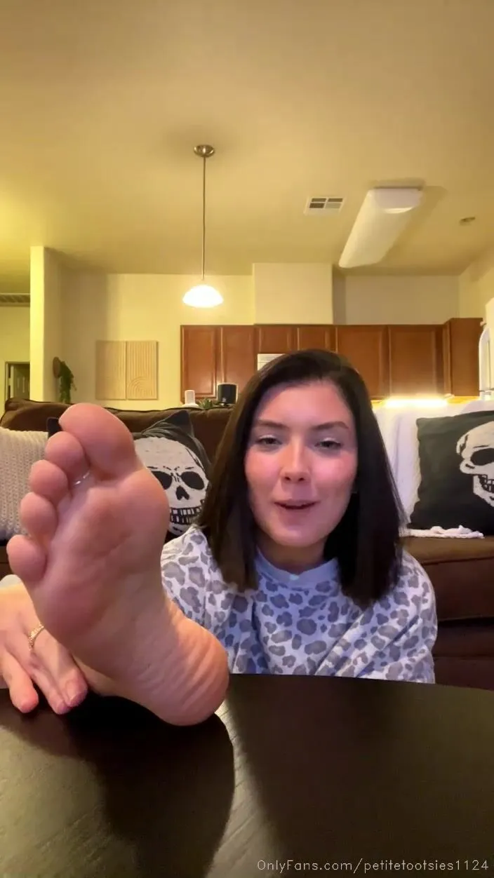 Penelopestootsies739 old live steam taking off toe nail polish and chillin  xxx onlyfans porn videos