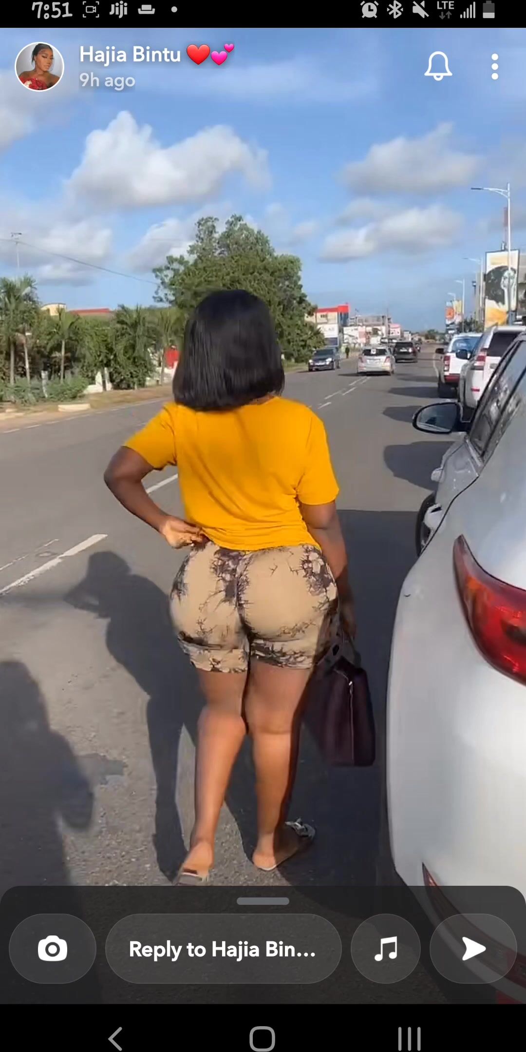 Big ass bintu walking