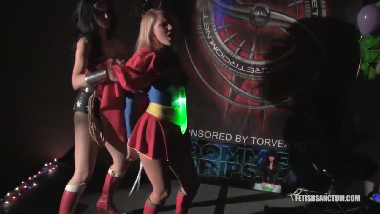 Wonder woman vs Supergirl FetishCon 2011