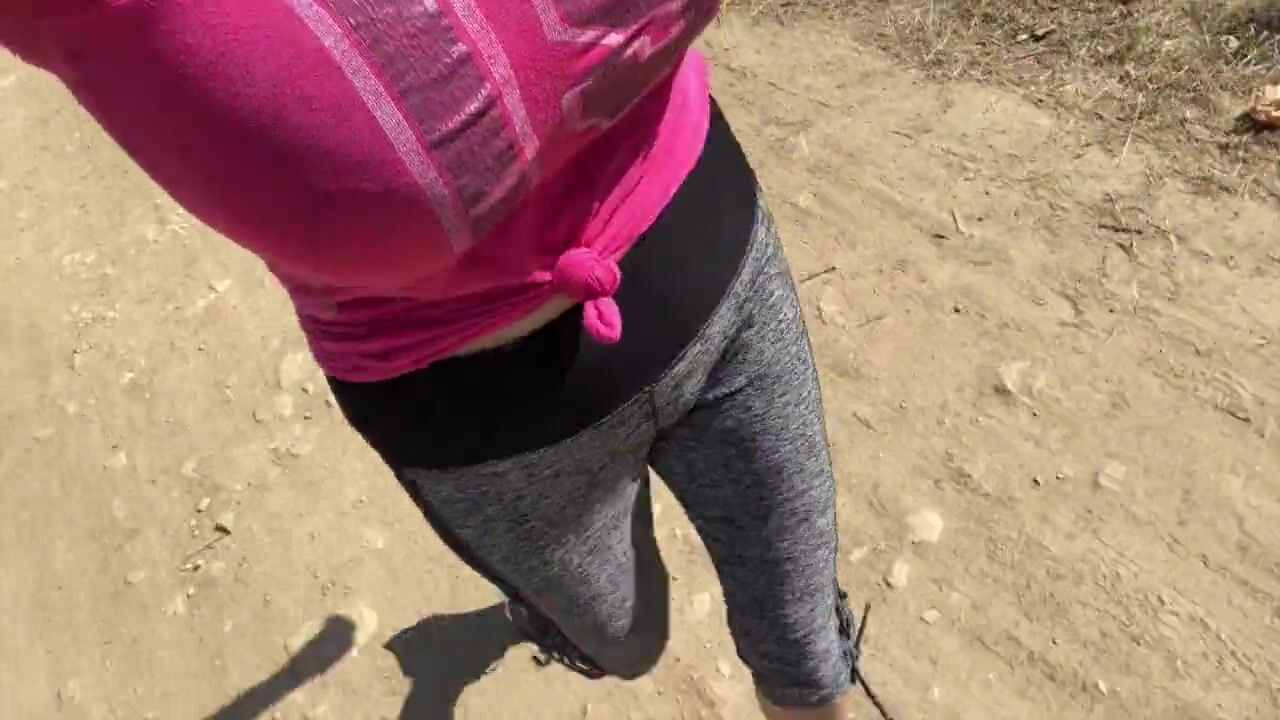Antonella Kahllo hiking