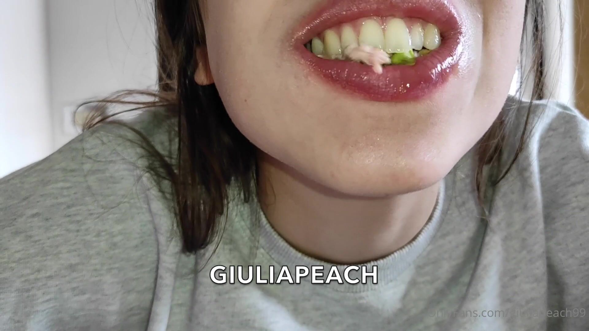 Giuliapeachxx giulia peach eats an hamburger today i want to share my lunch  w/ you a v onlyfans xxx porn videos