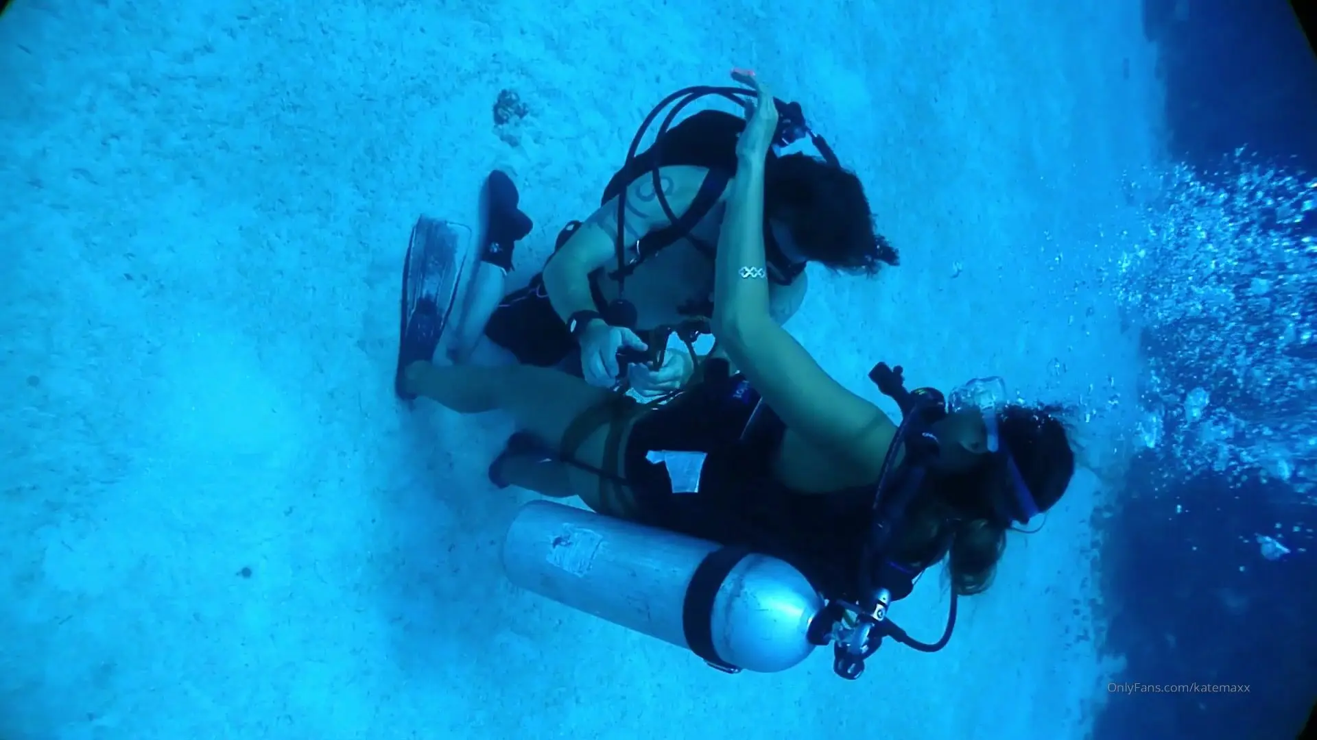 Katemaxx posting this nude scuba bondage video because it was def one of  the coolest most