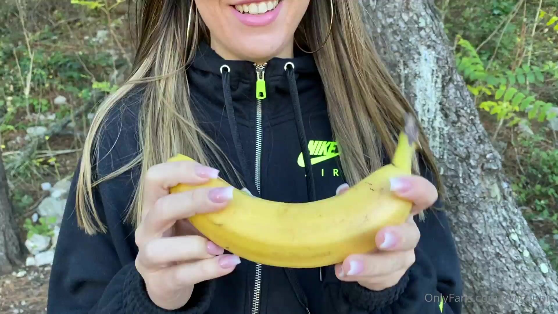 Evilcouple full banana sucking in public video for my best fans thanks to  everyone who support