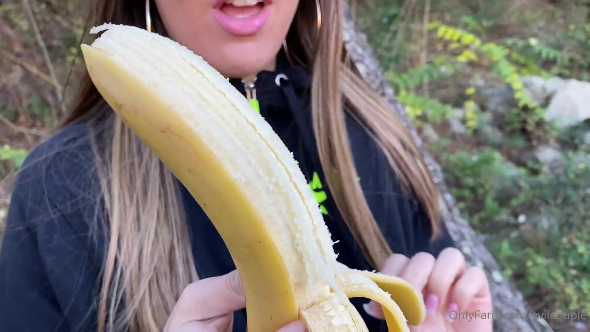 Evilcouple full banana sucking in public video for my best fans thanks to  everyone who support