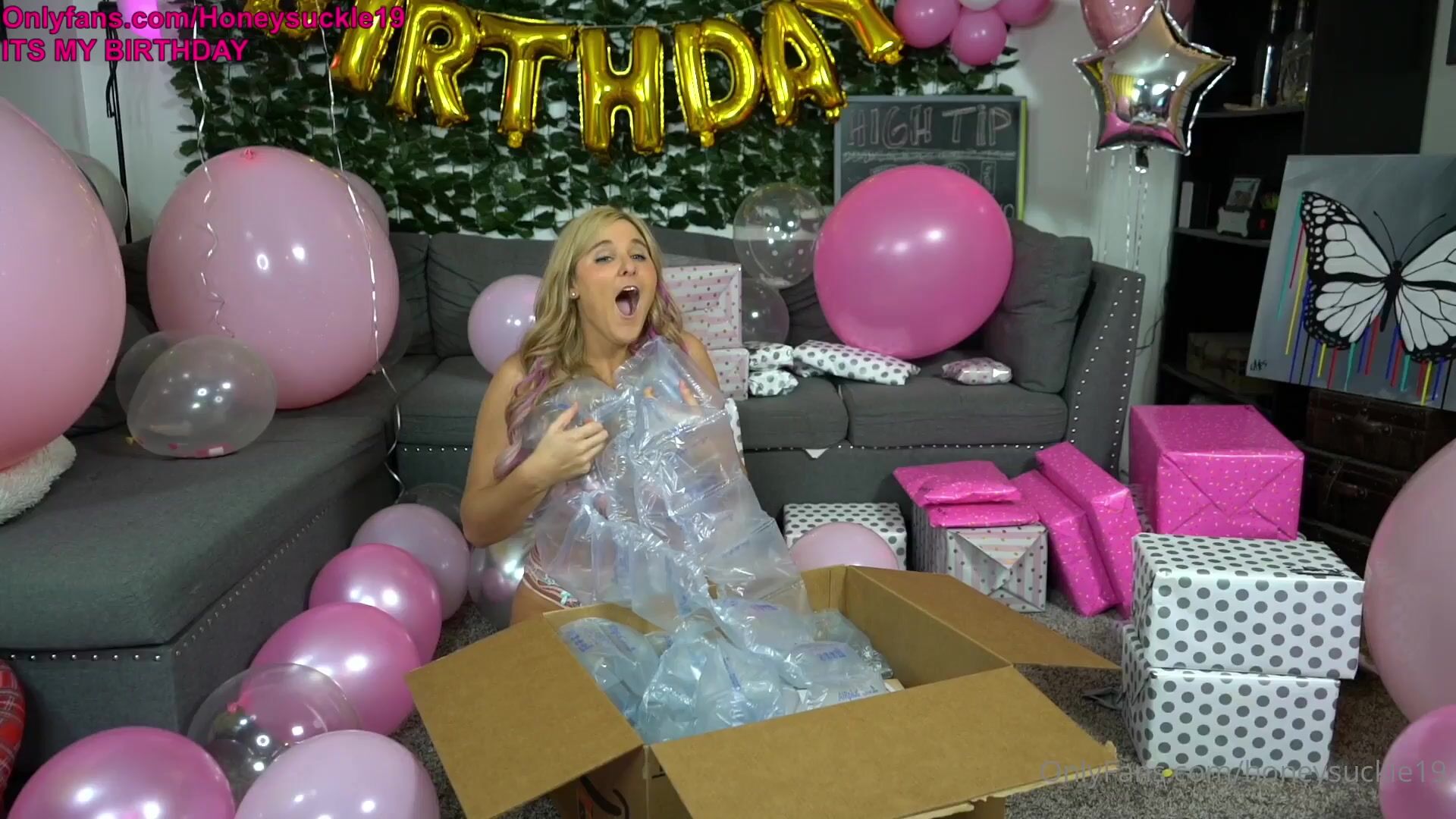 Honeysuckle19 birthday show highlight opening some presents xxx onlyfans  porn videos